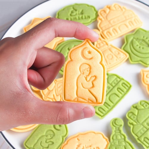 8Pcs Cookie Making Molds DIY Biscuit Molds St. Patrick's Day Biscuit  Supplies 